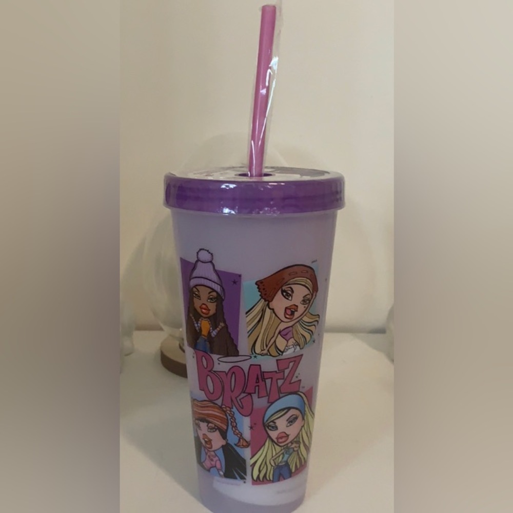 Bratz Plastic Travel Tumbler 24 oz / 709 ml Color Changing.